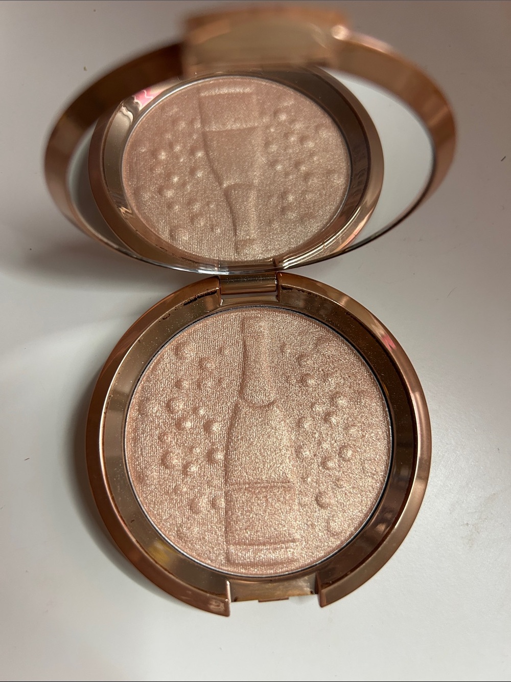 Becca Champaign pop highlighter